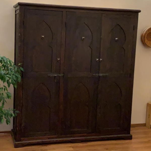 Armoire en bois brou de noix