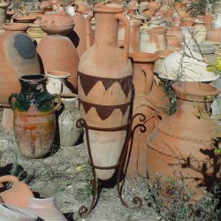 Jarre de jardin artisanale en terre cuite montée sur pied en fer forgé