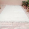 Tapis Beni Ouarain marocain artisanal blanc uni en laine naturelle