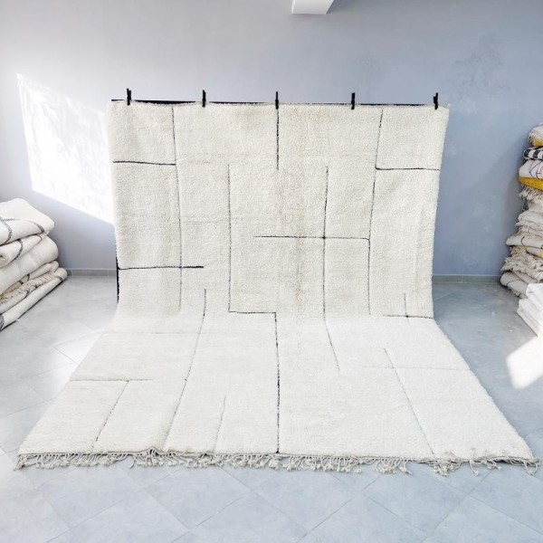 Tapis Beni Ouarain original par sa décoration noire sur fond blanc