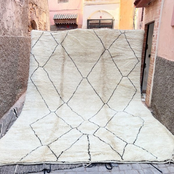 Tapis berbère Beni Ouarain blanc orné de traits noirs en laine