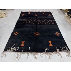 Tapis berbère Beni Ouarain noir à motifs oranges