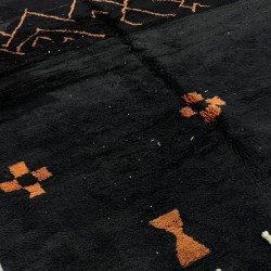 Tapis berbère Beni Ouarain noir à motifs oranges