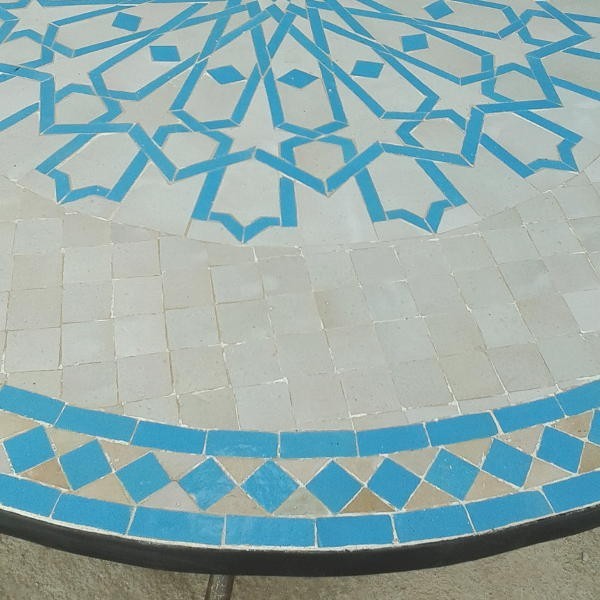 Table en zellige bleue et blanche