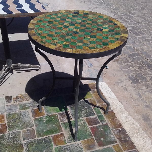 Table de jardin marocaine artisanale en zellige vert et jaune