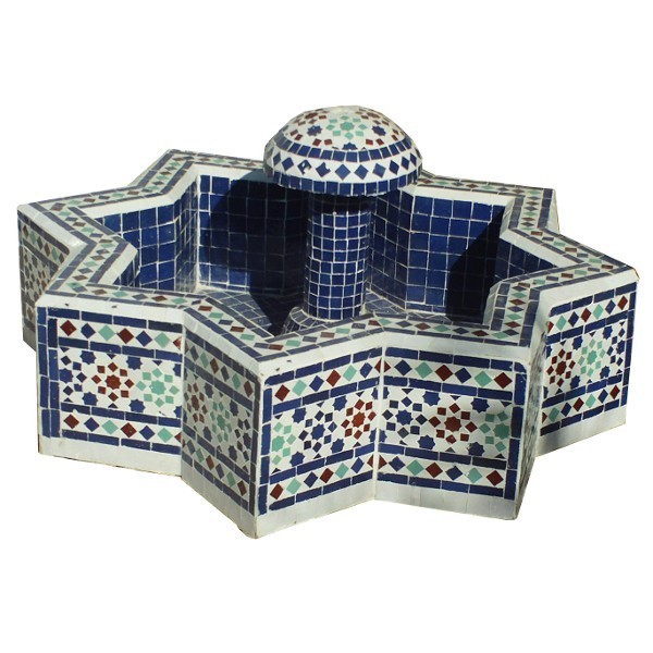 Fontaine marocaine en mosaïque de zellige