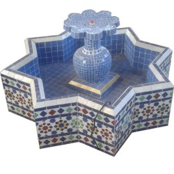 Fontaine marocaine de jardin en mosaïque de zellige. Artisanat Maroc