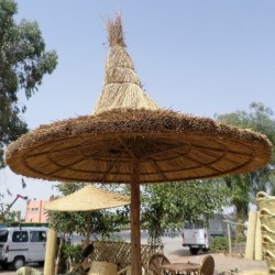 Parasol artisanal en rotin tressé non articulé, traditionnel au Maroc