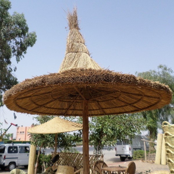 Parasol artisanal en rotin tressé non articulé, traditionnel au Maroc