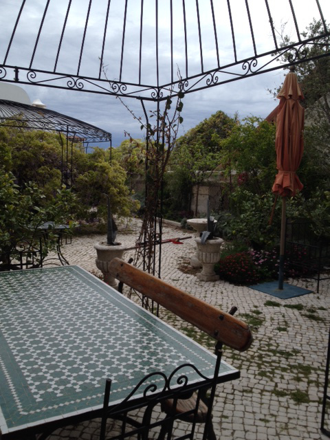 Pergola de jardin en fer forgé et table marocaine en zellige